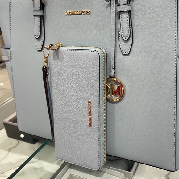 MICHAEL KORS LARGE TRAVEL CONTINENTAL WRISTLET WALLET PHONEHOLDER
Vista Blue - Picture 3 of 16